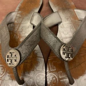 Tory Burch Thora silver sandal flip flop size 10